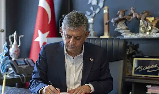 Özgür Özel, YENİ Parti'nin kuruluş evraklarını imzalayarak Cumhuriyet Halk Partisi'nden istifa etti. Özel ile birlikte toplam 91 milletvekili Cumhuriyet Halk Partisi'nden istifa ederek YENİ Parti Kurucular Kurulu'na katıldı.