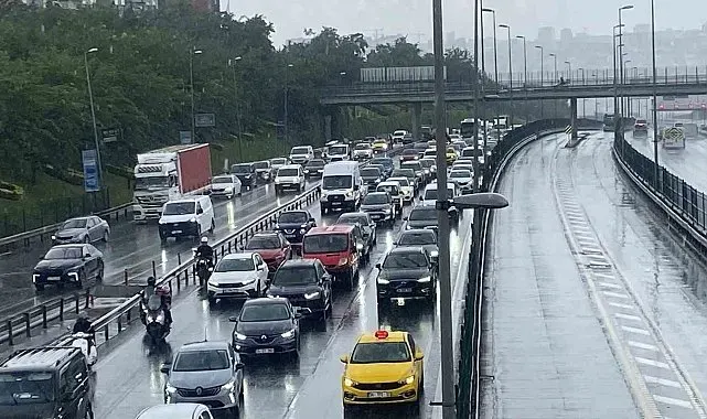 İstanbul'da etkili olan sağanak yağış trafikte yoğunluğa neden oldu