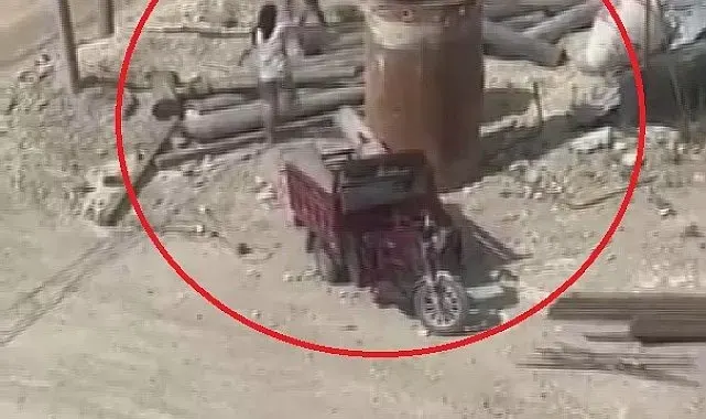 İnşaattaki demir boruları çalan motosikletliler kamerada