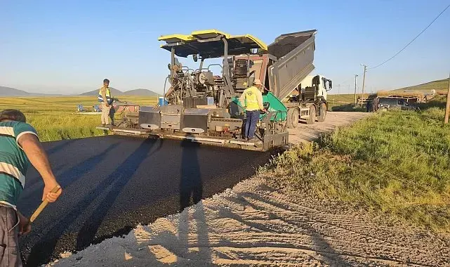 Kars'ta köy yollarında ulaşım hamlesi! BSK ve beton yol çalışmaları aralıksız sürüyor