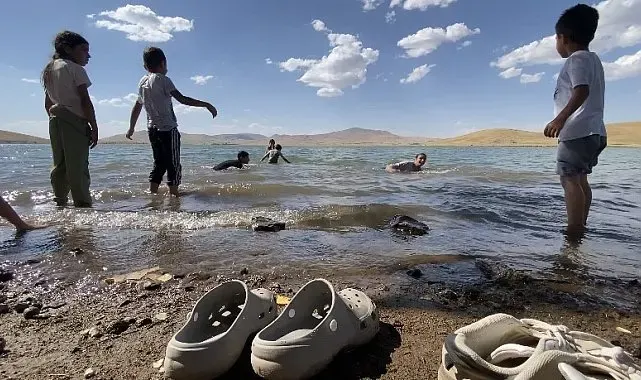 Ağrı'da kavurucu sıcakta tehlikeli serinlik: Çocuklar Patnos Barajı'na akın etti