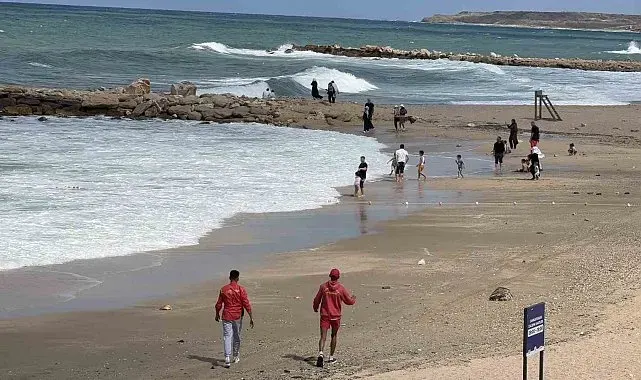 Cankurtaranların zorlu mesaisi: Yüksek dalgalara aldırış etmeyen vatandaşları tek tek uyardılar