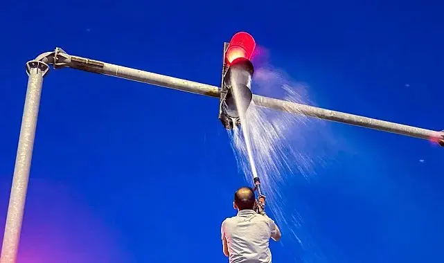 Erzincan'da trafik sinyalizasyon sistemlerinde temizlik çalışması