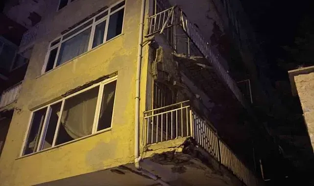 Üsküdar'da dört katlı binanın balkonu çöktü