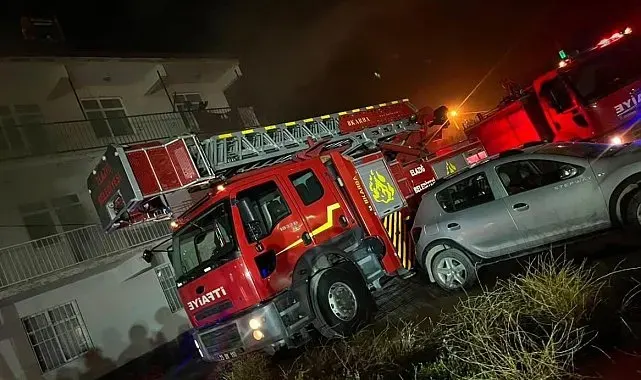 Elazığ'da 3 katlı binada çıkan yangın söndürüldü
