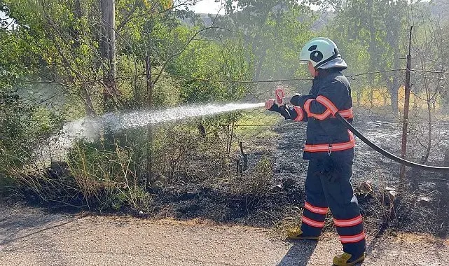 Bahçede çıkan örtü yangını eve sıçramadan söndürüldü