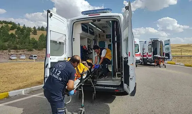 Sivas'ta iki araç kavşakta çarpıştı: 1 kişi öldü 8 kişi yaralandı