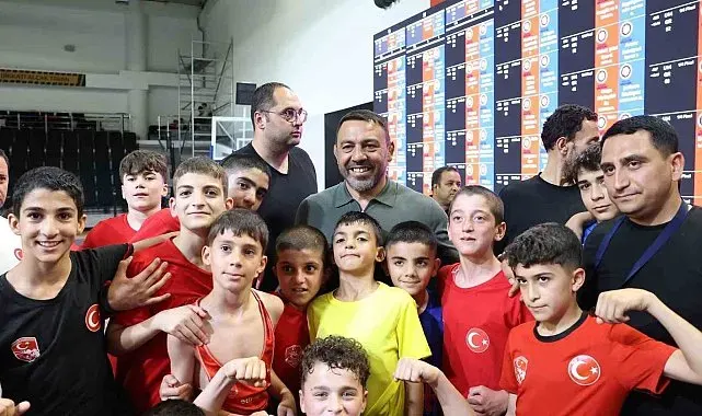 Bakan Yardımcısı Yerlikaya, Türkiye Minikler Güreş Şampiyonası'nı takip etti