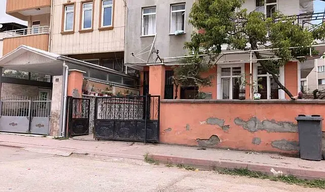 Sürgülü demir kapının altında kalan 3 yaşındaki çocuk ağır yaralandı