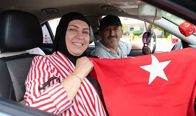 Kapıkule'den yurda giriş yapan gurbetçiler: "Bayrağı görünce bütün yorgunluğumuz geçiyor"