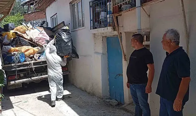 Burdur'da kötü kokunun kaynağı çöp ev çıktı: 3 kamyon atık çıkarıldı