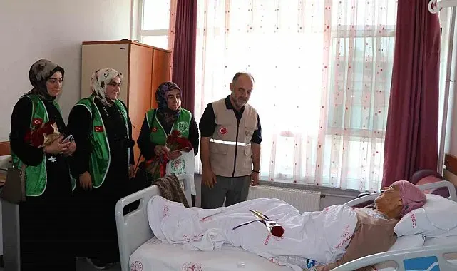 Oltu'da hastalara moral ziyareti