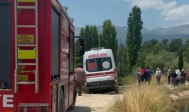 Devrilen traktörün üzerinden yola savrulan genç kadın hayatını kaybetti