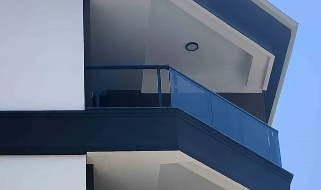 Takılmayan cam korkuluk boşluğundan aşağıya düşen çocuk yaralandı