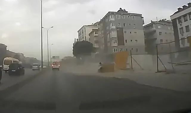 Avcılar E-5 yan yolda inşaat bariyerleri fırtınada böyle uçtu