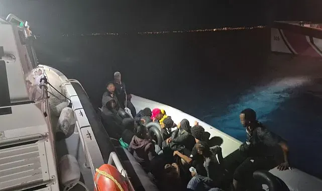 İzmir açıklarında hareketli lastik bot durduruldu: 14 düzensiz göçmen yakalandı