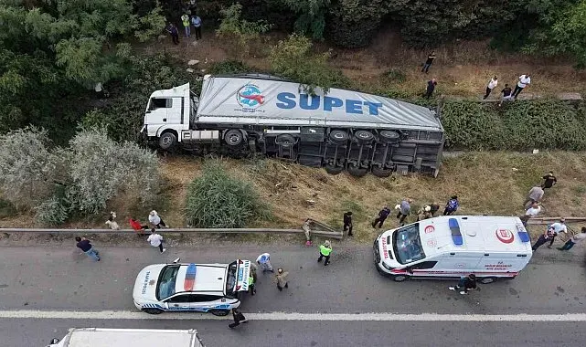 Sultanbeyli'de tır devrildi: 1 yaralı