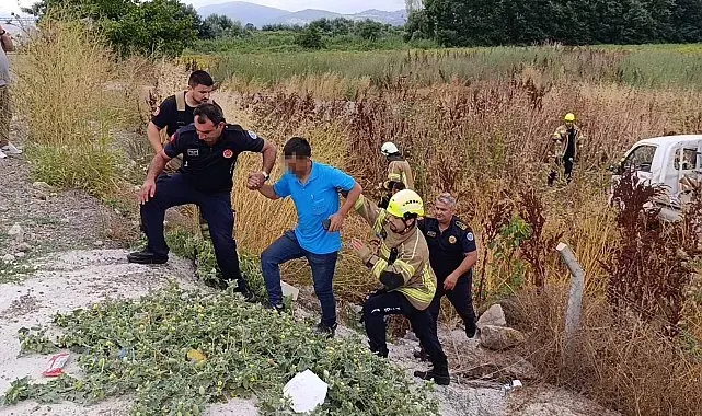 Kamyonet tarlaya uçtu: Sürücü yaralandı