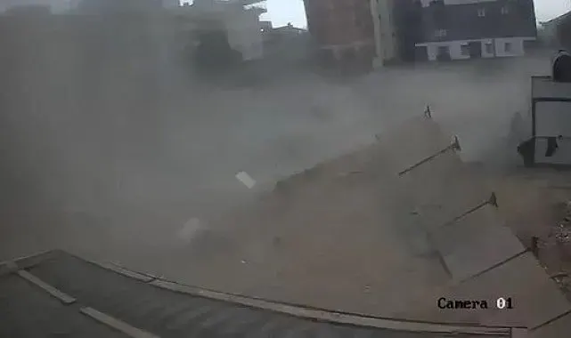 Fırtınada inşaat alanı yerle bir oldu