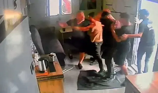 Arnavutköy'de husumetlilerinin dükkanını silahlarla bastılar, o anlar kamerada