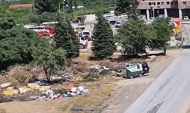 Kemalpaşa Belediyesi, kendi binasının arkasını çöplüğe çevirdi