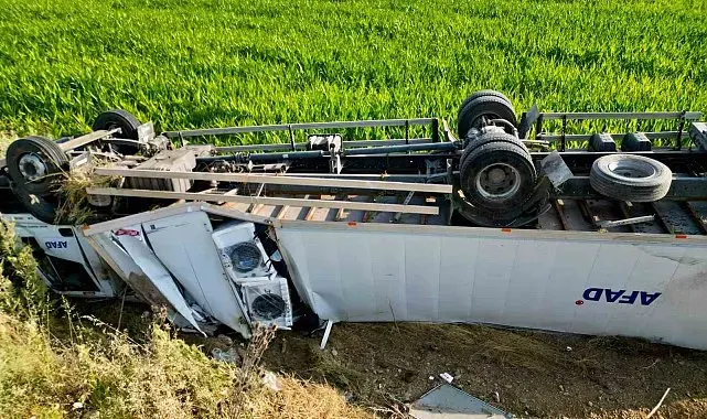 AFAD'ın beyaz eşya yüklü tırı devrildi: 2 yaralı