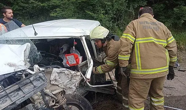Otomobil tıra çarptı: 1'i ağır 3 yaralı