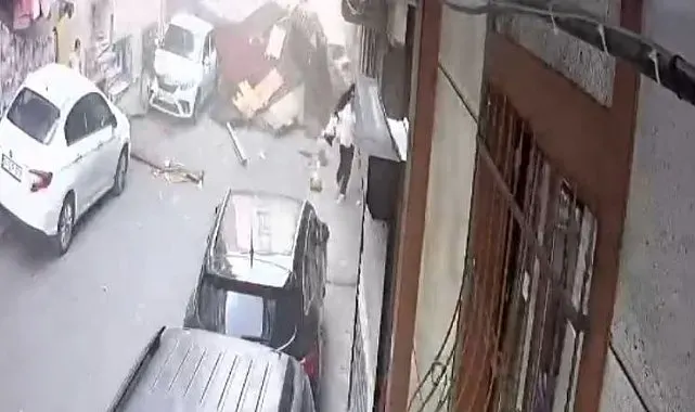 Esenler'de fırtınada çatı sokağa uçtu: Çocuklar çatının altında kalmaktan son anda kurtuldu