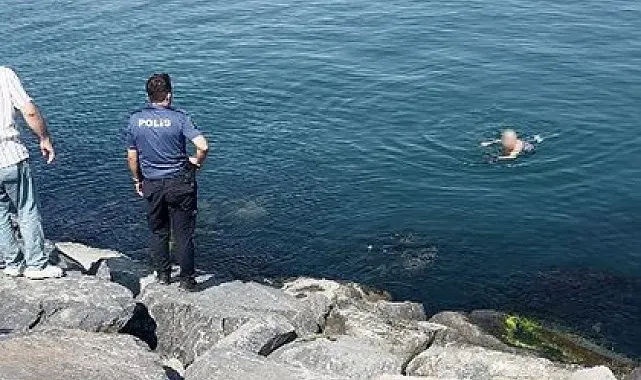 Avcılar'da intihar için kayalıklara çıkan şahıs, ikna edildiği sırada kayarak denize düştü