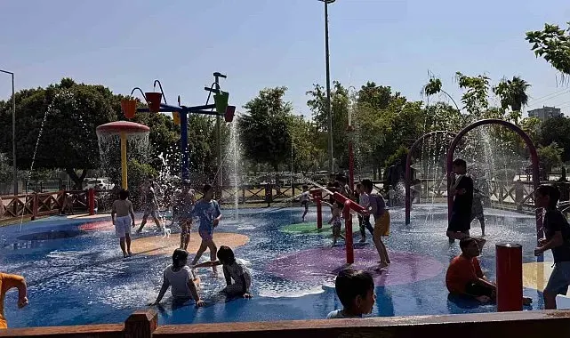 Kavurucu sıcakta çocuklar su oyun parkına akın etti
