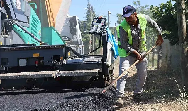 Asfalt işçilerinin kavurucu sıcakta mesaisi sürüyor
