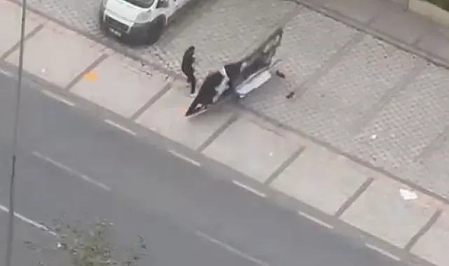 Avcılar'da fırtına sırasında uçan reklam panosu bir vatandaşın üzerine düştü