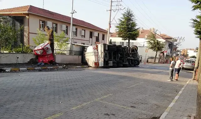 Balya'da akaryakıt dolu tanker devrildi