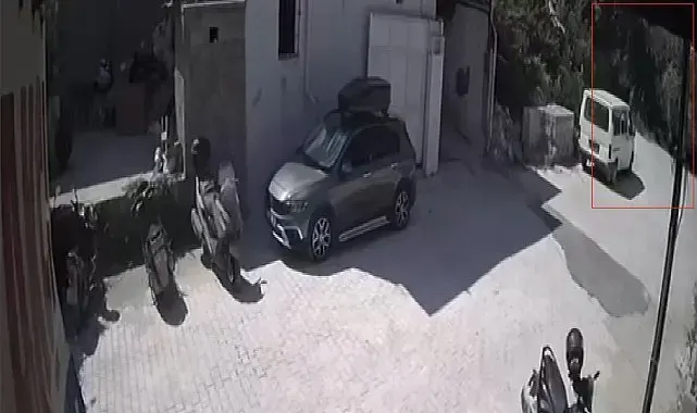 Evin avlusundaki ağaç kamyonetin üzerine devrildi
