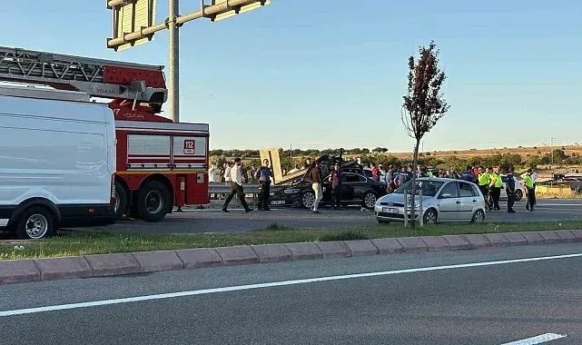 Düğün konvoyundaki otomobil bariyerlere çarptı: 1 ölü, 3 yaralı