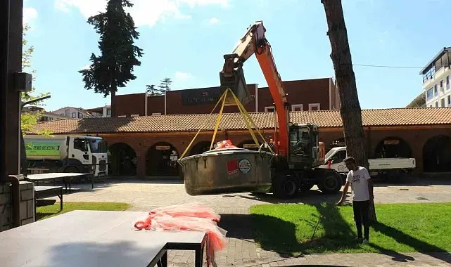 Yaprak Festivali'nde 100 bin 60 dolmanın pişeceği dev kazanı iş makinesiyle taşındı