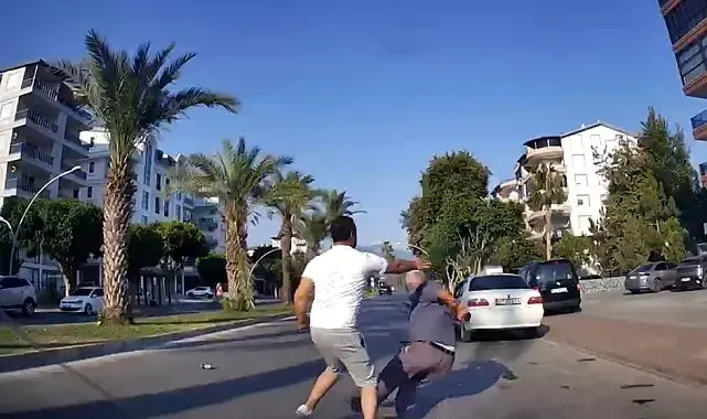 Yaşlı adamın yere düştüğü yumruklu trafik kavgasının yeni görüntüleri ortaya çıktı