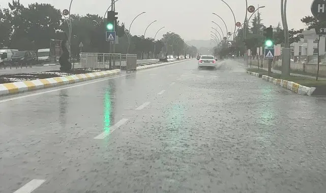 Edirne'de sağanak yağış yolları göle çevirdi