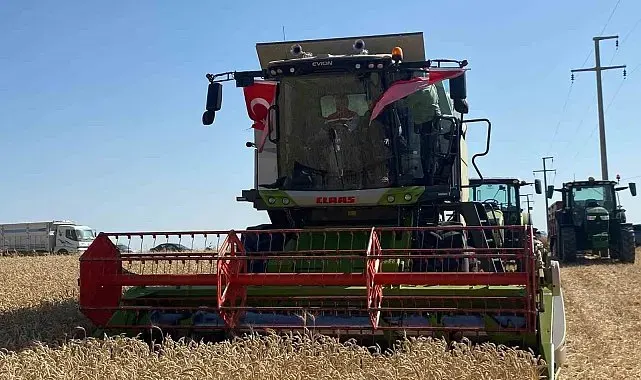 Biçerdöver kullanan Eskişehir Valisi Yılmaz: "Valiniz ne güzel çiftçilik yapıyor"