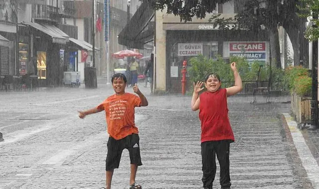 Edirne'de sağanak sürprizi: Büyükler kaçtı, çocuklar dans etti
