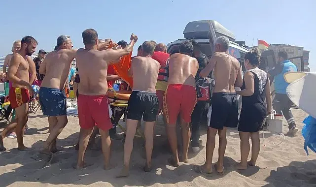 Denizde boğulma tehlikesi geçiren adama dakikalarca kalp masajı yaptılar
