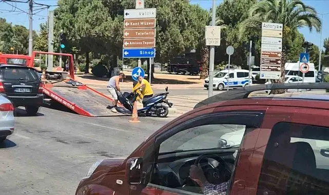 Motosiklet ile otomobil çarpıştı