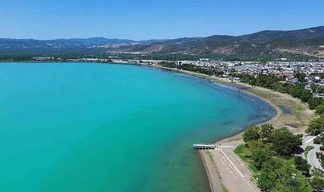 Turkuaza bürünen İznik Gölü mest etti