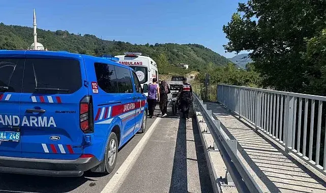 Direksiyon hâkimiyetini kaybeden motosiklet sürücüsü bariyere çarptı: 1 yaralı