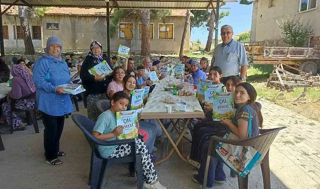 Hayır etkinliğinde çocuklara tarih kitabı dağıtıldı