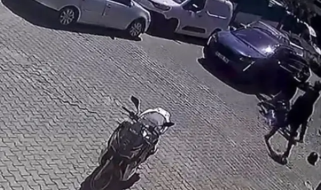 Çukurdan kaçmak için yavaşlayan motosikletliyi böyle darp etti