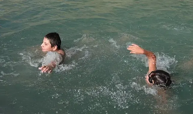 Erzincan'da çocuklar dere üzerinde oluşturdukları doğal havuzda serinliyor