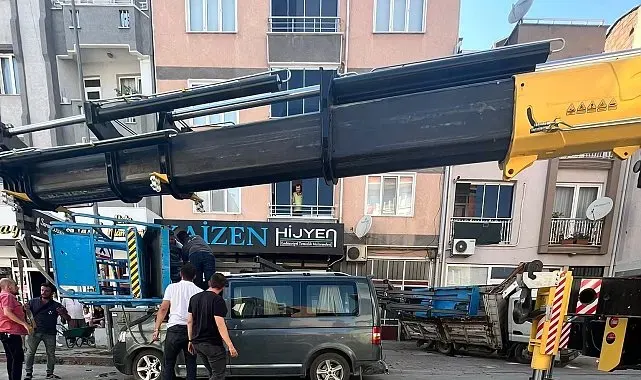 Yük asansörü minibüsün üzerine böyle devrildi