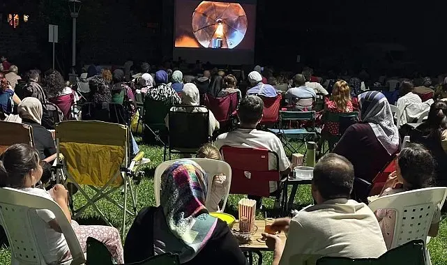 Sandalyeyi kapan açık hava sinemasına koştu