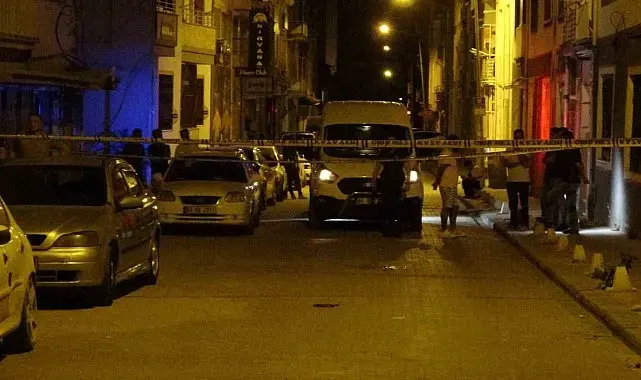 Ağır hasarlı binanın çatısından düşen kişi hayatını kaybetti